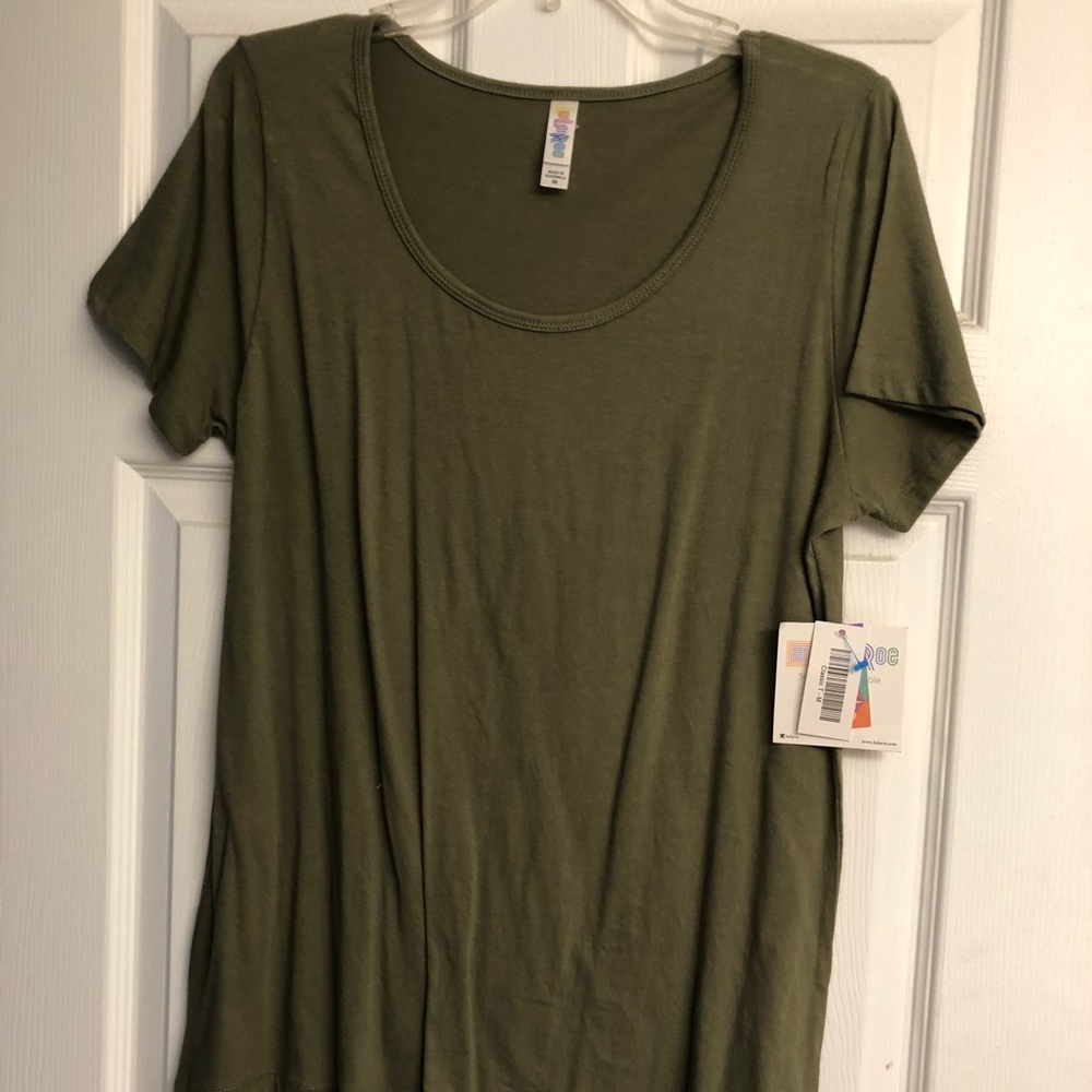 LulaRoe Classic T SZ M, still has tags, never worn